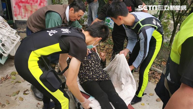 烏來傳轎車衝落溪谷　1女子獲救送醫