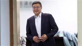 撤回陸配子女來台規定　卓榮泰：快速反映民意中央流行疫情指揮中心12日撤回陸委會11日宣布所有陸配子女入境規定。民進黨主席卓榮泰12日說下午出席中執會前受訪表示，這是台灣民意的展現，行政院聽到民意反應之後，快速反映大家需求。中央社記者鄭傑文攝　109年2月12日