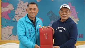 導演唐振瑜推新作爭烽  楊鎮浯贈高粱酒導演唐振瑜（右）26日拜會金門縣長楊鎮浯（左）；楊鎮浯肯定電影「落番」和「戰酒」對金門鄉親和鄉僑帶來的迴響，期許新作呈現金門島嶼生活面貌，並致贈唐振瑜金門高粱酒。中央社記者黃慧敏攝  109年2月26日