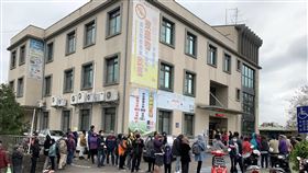 新竹縣13鄉鎮市衛生所　加入代售實名制口罩武漢肺炎影響，新竹縣政府26日表示，除原偏鄉地區6家衛生所代售實名制口罩外，縣內7鄉鎮市衛生所27日起加入代售實名制口罩。圖為橫山鄉衛生所代售口罩，民眾排隊情形。（新竹縣政府提供）中央社記者郭宣(文三)傳真　109年2月26日