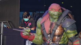 疫情若影響營收　北市財政局：可申請減稅（1）武漢肺炎疫情至今仍嚴峻，台北市財政局26日表示，娛樂業者若因疫情影響營收，可申請減稅。圖為台北市西門町一家影城，外場人員等待客人上門。中央社記者徐肇昌攝　109年2月26日