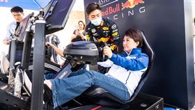 ▲台中市長盧秀燕就近欣賞F1賽車英姿。（圖／主辦單位提供）