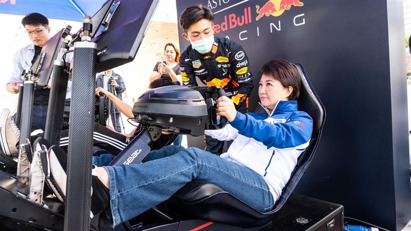 賽車／盧秀燕體驗F1　希望封街表演