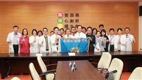 高雄榮總主責帶領檢疫團隊　進駐小港機場由高雄榮總主責，聯合高醫、長庚等6大醫學中心組織團隊，26日起派員進駐高雄小港機場做第一線邊境檢疫，針對入境旅客有發燒症狀者採檢送驗，加速掌握可疑病例。（高榮提供）中央社記者王淑芬傳真　109年2月26日