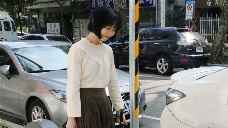 謝震廷女友路邊淚崩　心疼失明全身傷