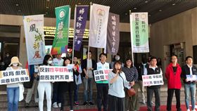 性平團體批竹縣新任教育處長不適任新竹縣政府教育處長將由全國家長會長聯盟理事長楊郡慈接任，因楊郡慈曾發表違反性平言論，引發各界質疑不適任，綠黨與多個性平團體26日到竹縣府抗議，要求縣府找尋更合適人選。（綠黨提供）中央社記者郭宣(文三)傳真　109年2月26日