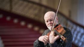 來自澳洲布里斯本的中提琴家兼作曲家布萊特．狄恩（Brett Dean），28日晚間將在台北與NSO國家交響樂團攜手演出，帶來他所創作的「中提琴協奏曲」。（NSO國家交響樂團提供）中央社記者趙靜瑜傳真　109年2月26日