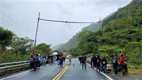 台東土(土反)部落舉行遮護儀式　祈求庇佑族人健康武漢肺炎疫情持續延燒，台東縣達仁鄉土(土反)部落巫師日前在部落入口進行遮護儀式，希望阻絕瘟疫進入部落。（民眾提供）中央社記者盧太城台東傳真　109年2月26日