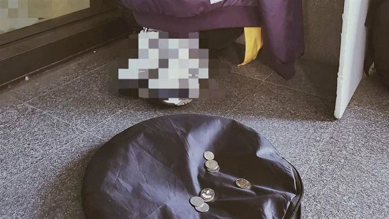 團體單飛男星變乞丐？捲縮路邊討零錢