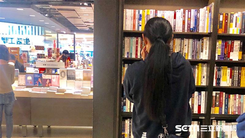野生黃安現身書店　還問了店員一句話