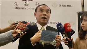 法務部長蔡清祥今天表示，監所收容人體會外界對防疫口罩的需求，日前投入口罩套的生產，希望透過精緻的口罩套延長口罩使用期限，減少口罩需求量。