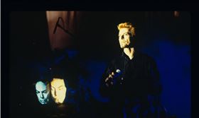 高雄市立美術館4月將推出「黑盒－幻魅於形：湯尼．奧斯勒」特展，湯尼．奧斯勒（Tony Oursler）是美國1970年代首批國際錄像藝術家之一，特展將呈現62件經典作品，其中包括他為已逝搖滾歌手大衛鮑伊製作的「鮑伊娃娃」（圖）。（Tony Oursler提供）中央社記者鄭景雯傳真　109年2月26日