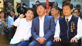 中市府成立居家關護中心　陳時中出席台中市政府配合衛生福利部成立居家隔離及檢疫關護中心，台中市長盧秀燕（前左起）與衛福部長陳時中、衛生局長曾梓展（前右）26日出席啟用儀式。中央社記者郝雪卿攝　109年2月26日