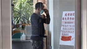 武漢肺炎快篩試劑研發有眉目，國衛院最新發現SARS、武漢肺炎抗體可望通用並開發快篩試劑，初步成效預計2到3週後出爐。圖為醫院宣導相關防疫事項。