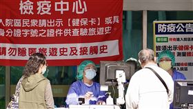 醫事人員出國禁令僅中港澳　日韓等國可報准中央流行疫情指揮中心擬祭出醫事人員出國禁令，衛福部醫事司長石崇良24日表示，受限制醫事人員以第一線照顧病人的醫護為主，中國、香港、澳門嚴禁；列入旅遊疫情建議的國家，如日本、韓國、新加坡、泰國、伊朗、義大利則報准後才能去。圖為高雄一家醫院醫事檢疫人員。中央社記者董俊志攝　109年2月24日