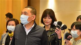 新北市長侯友宜今天表示，武漢肺炎防疫從全力防堵提升為減災，市府公務體系絕對不能崩盤，需做好自我保護才能保護市民；另將邀軍方加入一級應變中心，沙盤推演社區感染處置。