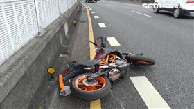 台北市方姓男子騎車自撞高架圍籬命危送醫。（圖／翻攝畫面）