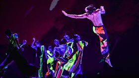 雲門舞集十三聲　前進歐洲3國巡演雲門舞集藝術總監鄭宗龍帶著自己編導的作品「十三聲」前往法國、英國及瑞典演出，舞台上舞者穿著象徵台灣街頭霓虹色彩般的螢光舞衣，真槍實彈唱著乩咒，舞者拍手、跺地、踩踏、吟誦、哼唱，展現街上常民奮力求生的姿態。（雲門舞集提供）中央社記者趙靜瑜傳真　109年1月10日