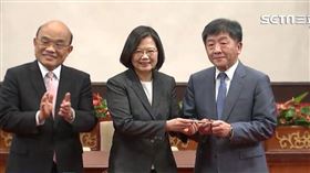 總統蔡英文在總統府三樓大禮堂舉行「簽署《嚴重特殊傳染性肺炎防治及紓困振興特別條例》記者會」,簽公文,秀公文,贈比陳時中,蘇貞昌