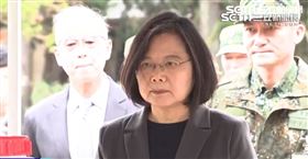 蔡英文視察國軍33化學兵群，幫中士簽畫作