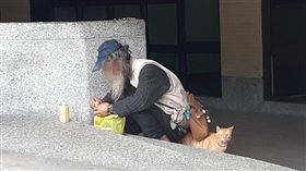 掃公墓維生　流浪伯路邊一舉動暖哭網
圖/翻攝自爆廢公社