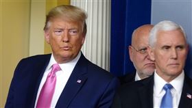 川普任命彭斯為防疫總指揮美國總統川普（左）任命副總統彭斯（右）為疫情總指揮，負責美國政府防疫措施。中央社記者江今葉華盛頓攝　109年2月27日