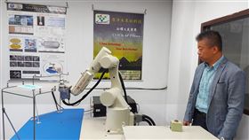 台科大團隊利用大氣電漿技術，搭配機械手臂和自動化設備，打造拋棄式口罩清潔機台，20秒鐘就能讓口罩滅菌、消除異味，延長口罩使用壽命。