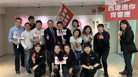 全台血液庫存量告急，王品集團執行長李森斌今天帶領西堤牛排30位夥伴，一起挽袖捐血，目標在2月28日至29日募集到1萬4000名熱血人士，捐出350萬CC的血液。（圖／王品提供）