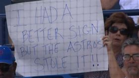 ▲球迷海報揶揄太空人偷暗號，打者上場時也報以噓聲。（圖／翻攝自推特）