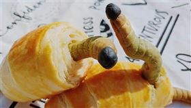 太母湯！麵包鑽出肥滋滋「毛毛蟲」　男童開心吃下肚：好吃。（圖／翻攝自廚藝公社臉書）