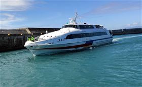 蘭嶼對外交通仰賴飛機和客輪，達悟族人擔心密閉式空間成為防疫缺口，希望縣政府於登機及登船前測量旅客體溫。