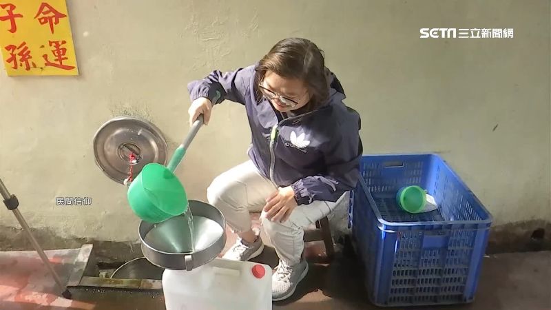 土地公座下冒冷泉　民排隊取水求平安