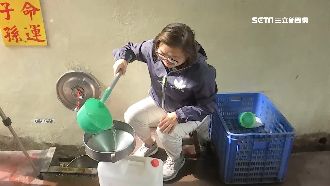 土地公座下冒冷泉　民排隊取水求平安