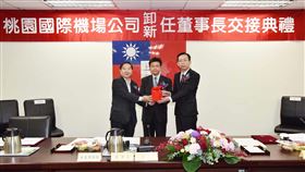 林國顯代理桃機董座桃園國際機場公司27日上午舉行董事會，通過民航局長林國顯（右）代理桃機董事長，隨即由交通部參事楊永盛（中）主持監交儀式，林國顯由卸任董事長王明德（左）手中接下印信。（桃機公司提供）中央社記者汪淑芬傳真  109年2月27日