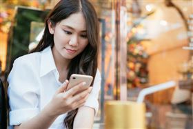 圖／台灣之星電信提供,滑手機,iphone11