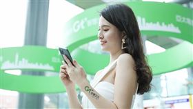 圖／亞太電信提供,滑手機,iphone11