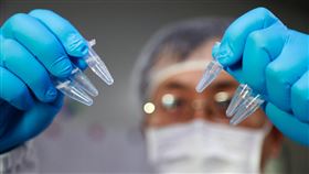 疫苗研發屢傳捷報  專家：遠水救不了近渴北京大學公共衛生學院教授寧毅表示，疫苗從研發到上市最快也要半年，對目前防控2019冠狀病毒疾病而言，是「遠水救不了近渴」。圖為上海一名研究人員在研發新型冠狀病毒mRNA疫苗。（中新社提供）中央社  109年2月27日