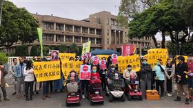 民團籲讓院民參與樂生重建  保障權益樂生保留自救會、青年樂生聯盟等民團27日上午在行政院正門口召開記者會，呼籲讓樂生院民參與重建。中央社記者王承中攝  109年2月27日