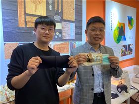 玄奘大學時尚設計系師生發揮專長，自行設計開發一體成型機能布料口罩與不織布口罩，預計贈給鄰近學校，盼為社區防疫做出努力，一起度過武漢肺炎疫情。