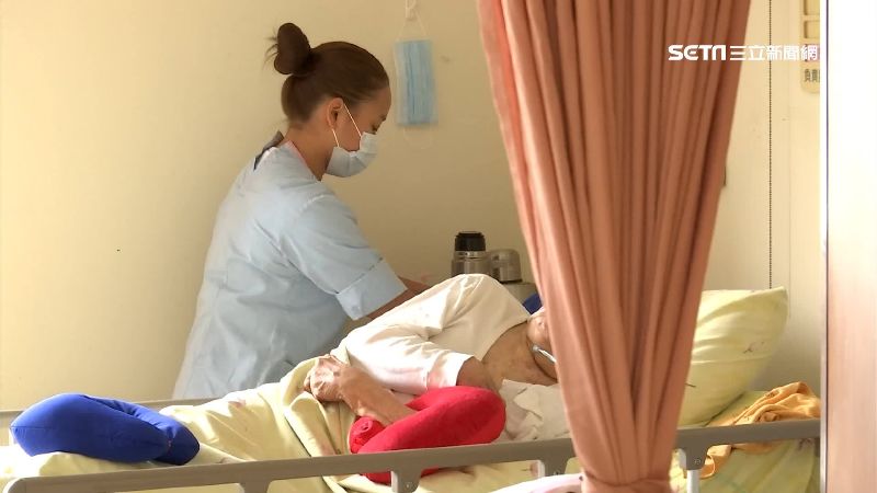 限制擴大！社工人員也得報准出國