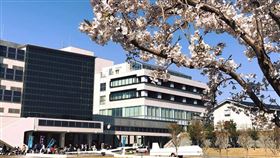 日本東京都內的法政大學為避免武漢肺炎疫情擴散，決定取消原訂3月24日在兩國國技館舉辦的畢業典禮。圖為法政大學校園一景。（圖取自facebook.com/HoseiUniversity）