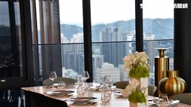 豪宅公設落地窗。（圖／記者陳韋帆攝影）