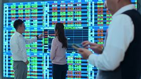 為避免因行情波動劇烈，致成交價超出投資人預期，盤中零股交易實施價格穩定措施。（圖／臺灣證券交易所提供）