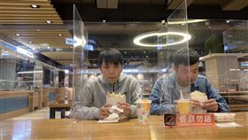 因應開學防疫  台科大餐廳增設隔板因應武漢肺炎疫情，台灣科技大學在餐廳區加設透明隔板，並推廣餐桌勿語運動，加強校園防疫。（台科大提供）中央社記者許秩維傳真  109年2月27日