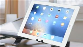 電商網購平台因為疫情反而逆勢帶動「宅商機」成長，像是遊戲機、家電用品及健身器都熱賣。（圖／業者提供）