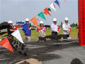 屏東縣長潘孟安向中央爭取前瞻計畫興建「屏東縣熱帶農業特色產業園區」獲核定補助新台幣1億6200萬元，縣府配合款4050萬元，園區裡的農業物產館今天動土，預訂工期360天。