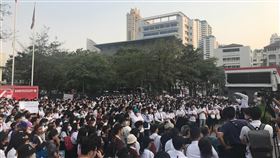 泰國各地大學響應抗議活動未來前進黨遭解散引爆泰國年輕世代不滿，26日傍晚在曼谷的詩納卡琳威洛大學聚集近千名學生，學生透過抗議表達不滿。中央社記者呂欣憓曼谷攝  109年2月27日