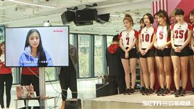 樂天桃猿女孩日本成員彩香和韓國成員李河潤。（圖／記者林士傑攝影）