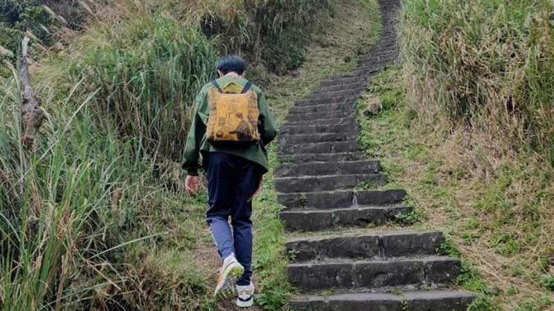 青峰深陷官司之苦　女神約爬山幫打氣