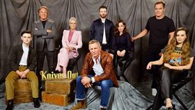 一直以來都有傳聞表示科技巨擘蘋果Apple對於自己的企業形象非常重視，就連在電影中也不放過，假設這個角色對電影來說是有害的，是邪惡的，可能就不能拿iPhone。近日執導過《星際大戰：最後的絕地武士》的導演雷恩強生（Rian Johnson）接受《Vanity Fair》採訪，談到拍攝懸疑片《峰迴路轉》時，首度承認了消息。imdb